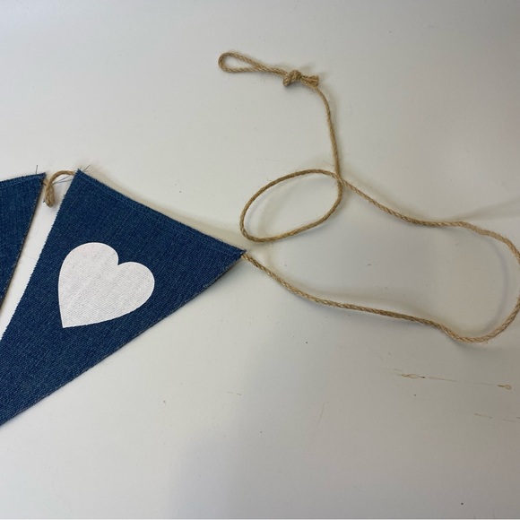 Denim banner with hearts and the letters LOVE printed in white - Picture 6 of 10